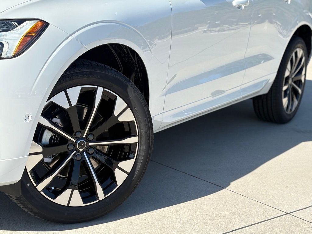 2026 Volvo XC60 B5 PLUS photo 7