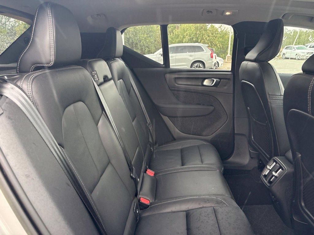 صورة 9 لـ 2023 Volvo XC40 B5 PLUS BRIGHT THEME