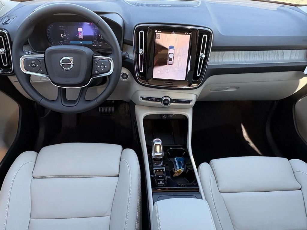 2026 Volvo XC40 B4 PLUS photo 9