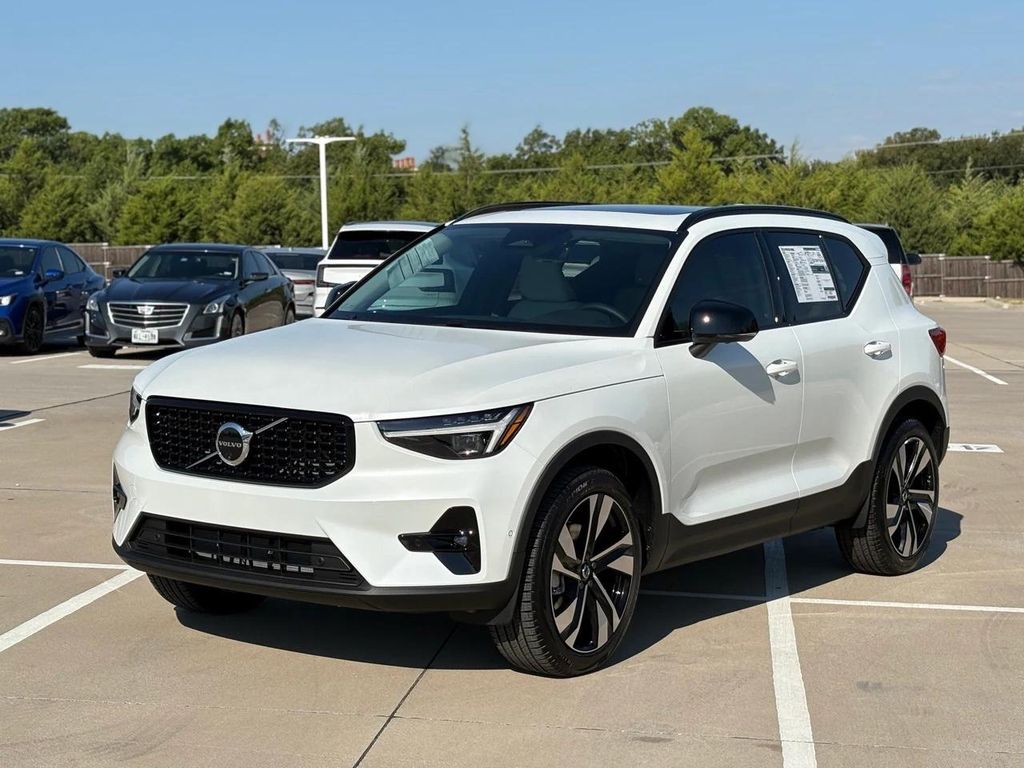 2026 Volvo XC40 B4 PLUS photo 2