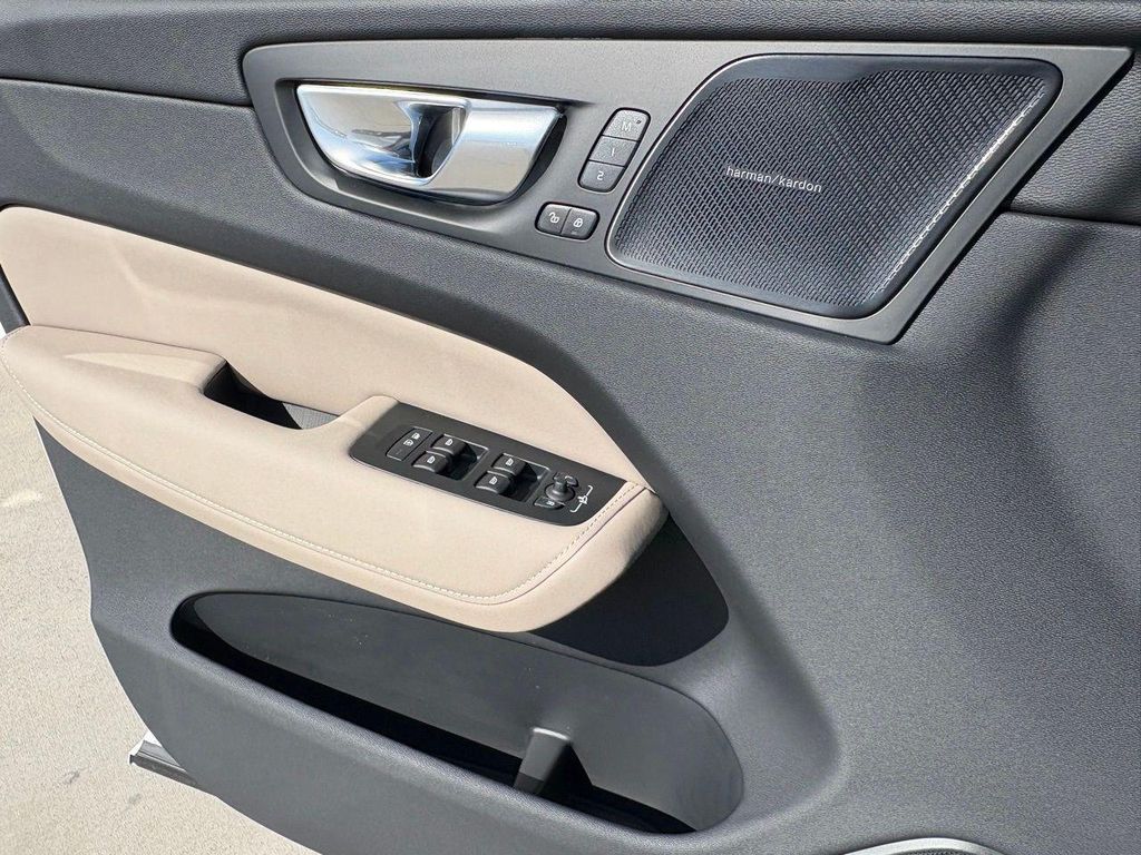2026 Volvo XC60 B5 PLUS — миниатюра 16