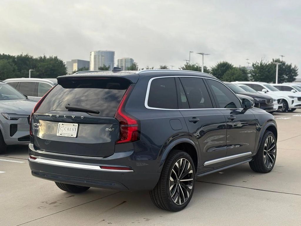 2026 Volvo XC90 B6 PLUS 7-SEATER photo 3