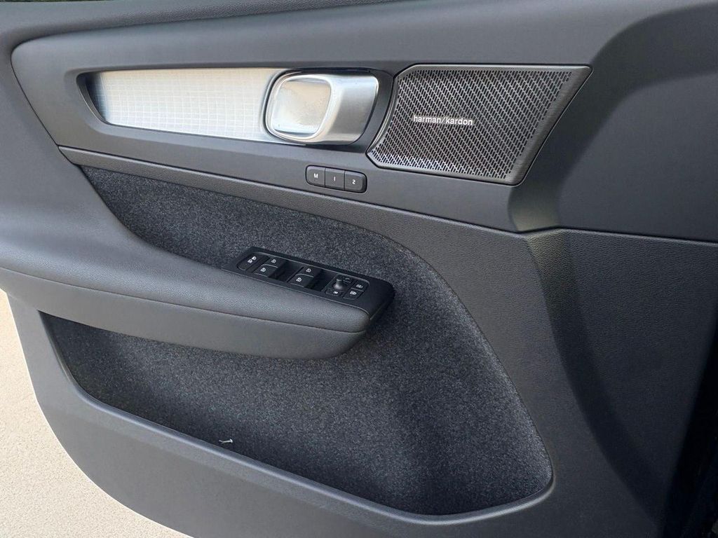 صورة مصغرة 15 لـ 2026 Volvo XC40 B5 ULTRA BLACK EDITION
