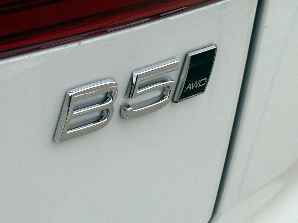 2026 Volvo XC60 B5 PLUS — фото 7