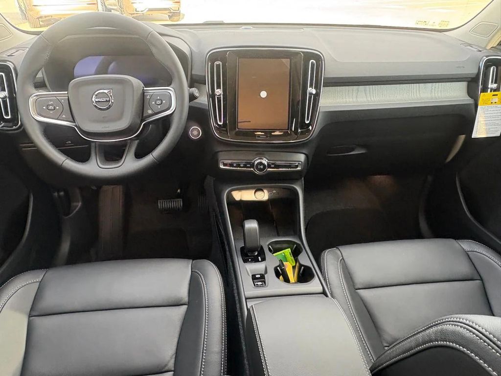 2026 Volvo XC40 B5 CORE — фото 9