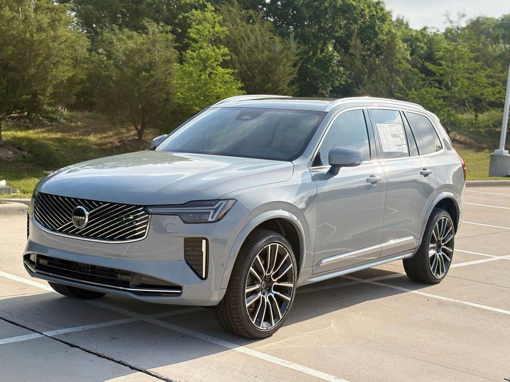 2026 Volvo XC90 B6 PLUS 7-SEATER photo 2