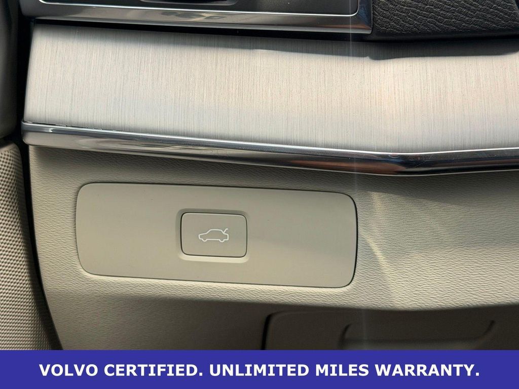 2025 Volvo XC90 B5 AWD thumbnail 19