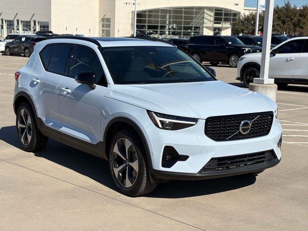 2026 Volvo XC40 B5 PLUS — фото 3