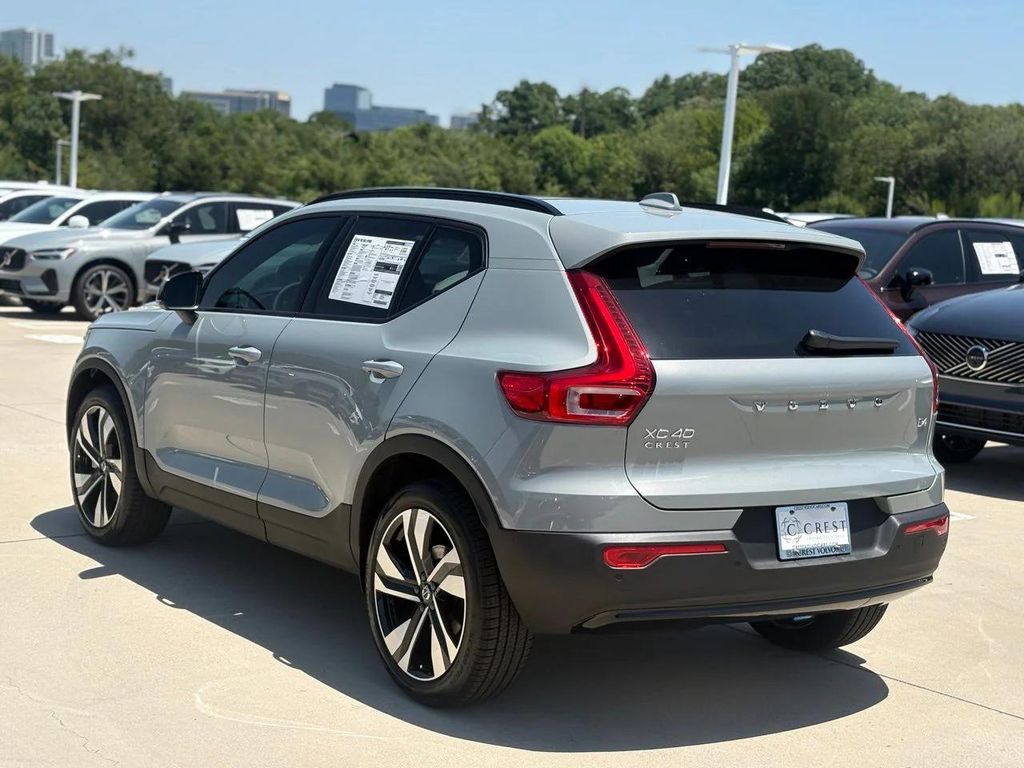 2026 Volvo XC40 B4 PLUS photo 4