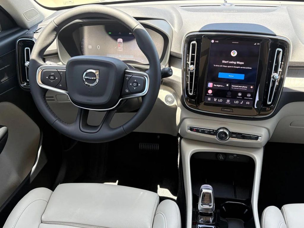 2026 Volvo XC40 B4 PLUS photo 9
