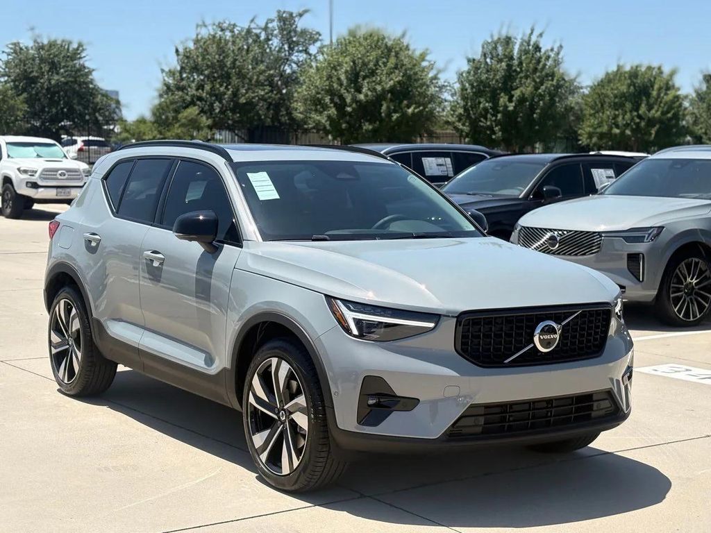 2026 Volvo XC40 B4 PLUS photo 2