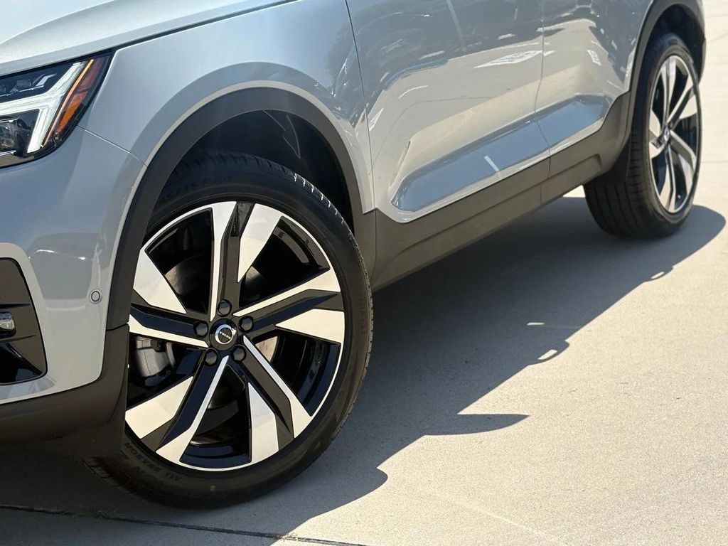 2026 Volvo XC40 B4 PLUS photo 7