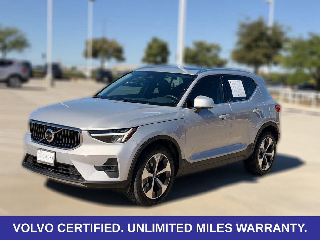 2023 Volvo XC40 B5 Plus Bright Theme