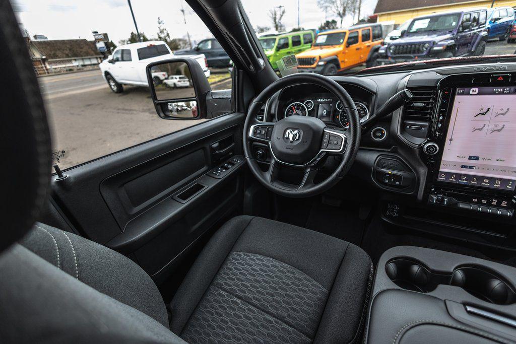 2026 RAM 3500 TRADESMAN CREW CAB 4X4 8' BOX — миниатюра 24