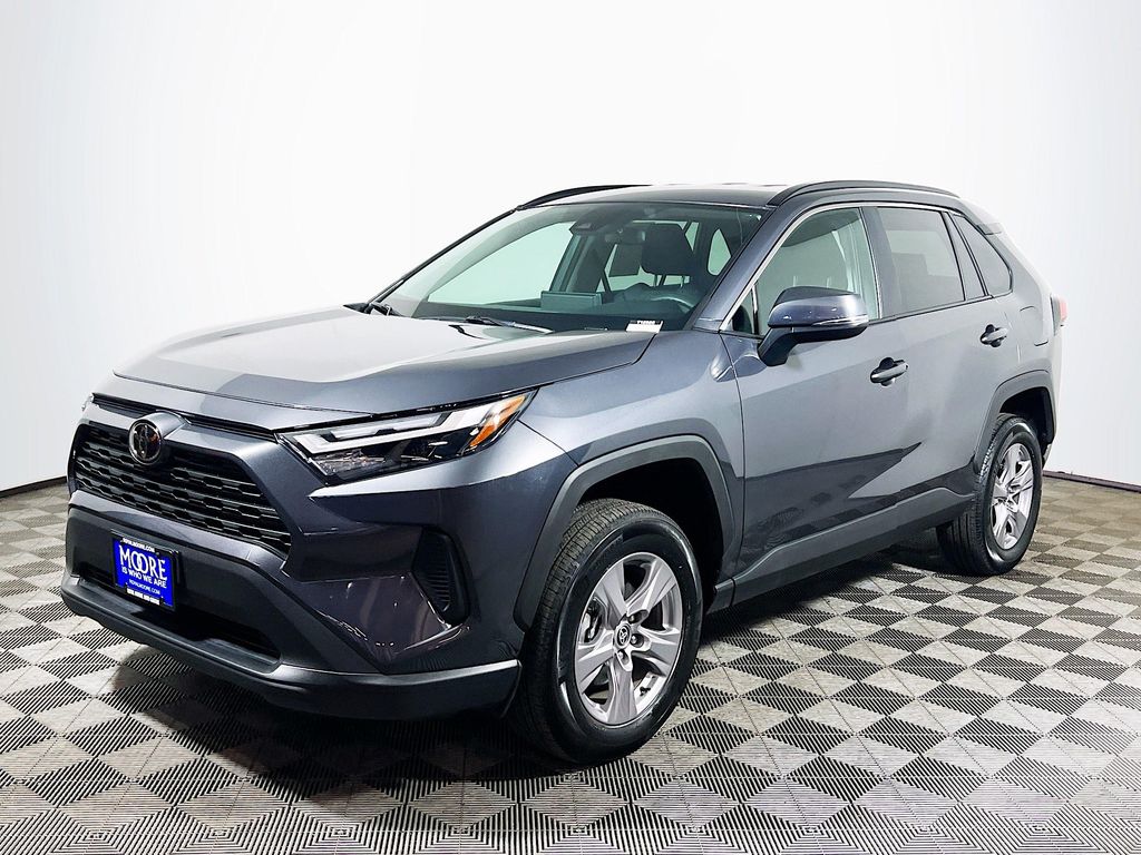 صورة 3 لـ 2025 Toyota RAV4 XLE