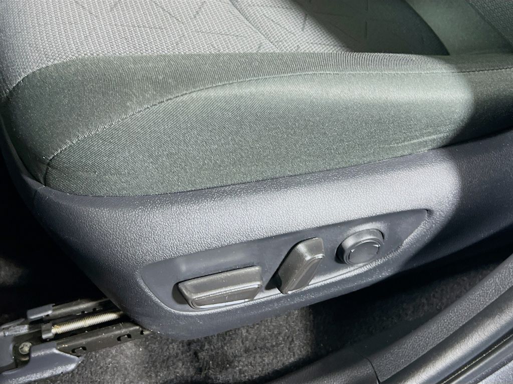 صورة مصغرة 17 لـ 2025 Toyota RAV4 XLE