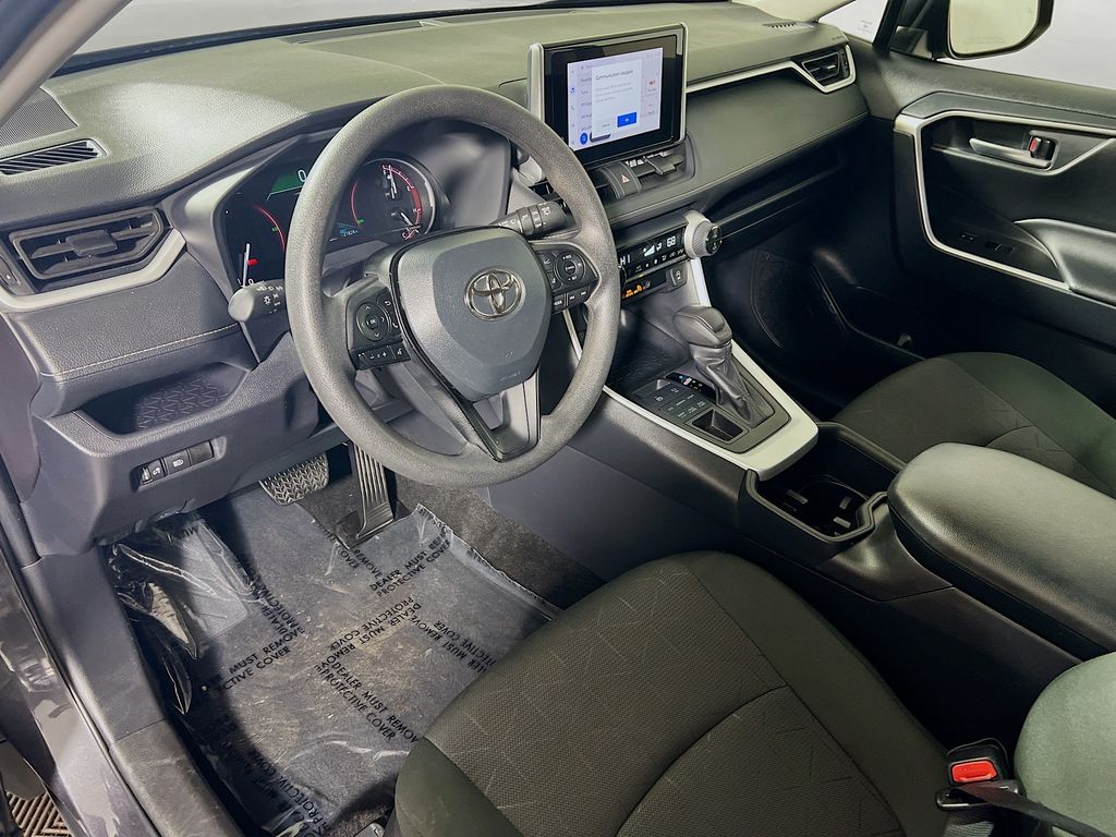 صورة 9 لـ 2025 Toyota RAV4 XLE