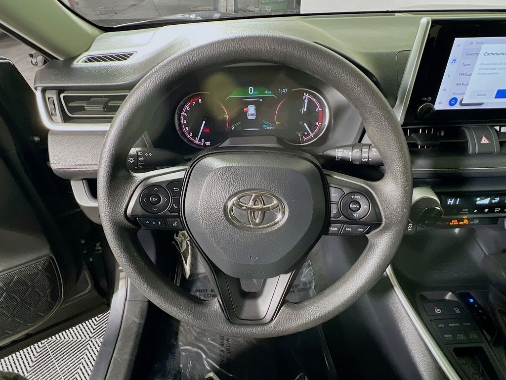 صورة 10 لـ 2025 Toyota RAV4 XLE