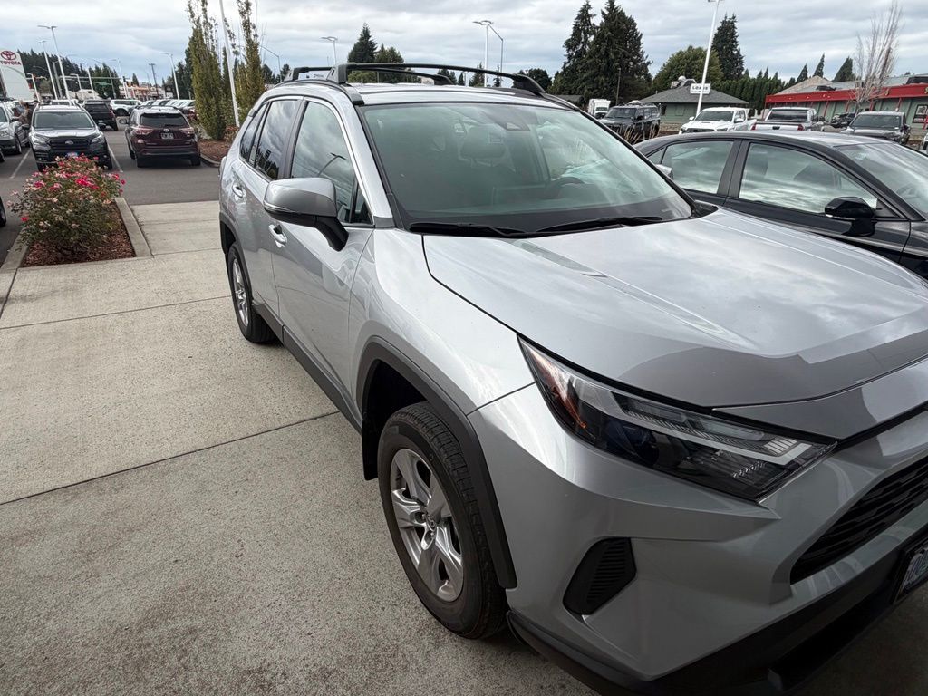 صورة 8 لـ 2025 Toyota RAV4 XLE
