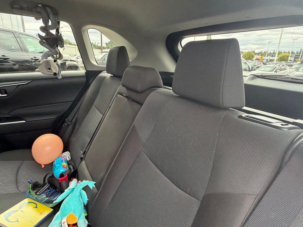 صورة 10 لـ 2025 Toyota RAV4 XLE