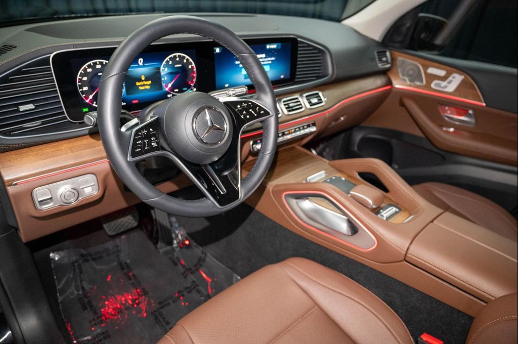 2026 Mercedes-BENZ GLS — миниатюра 20
