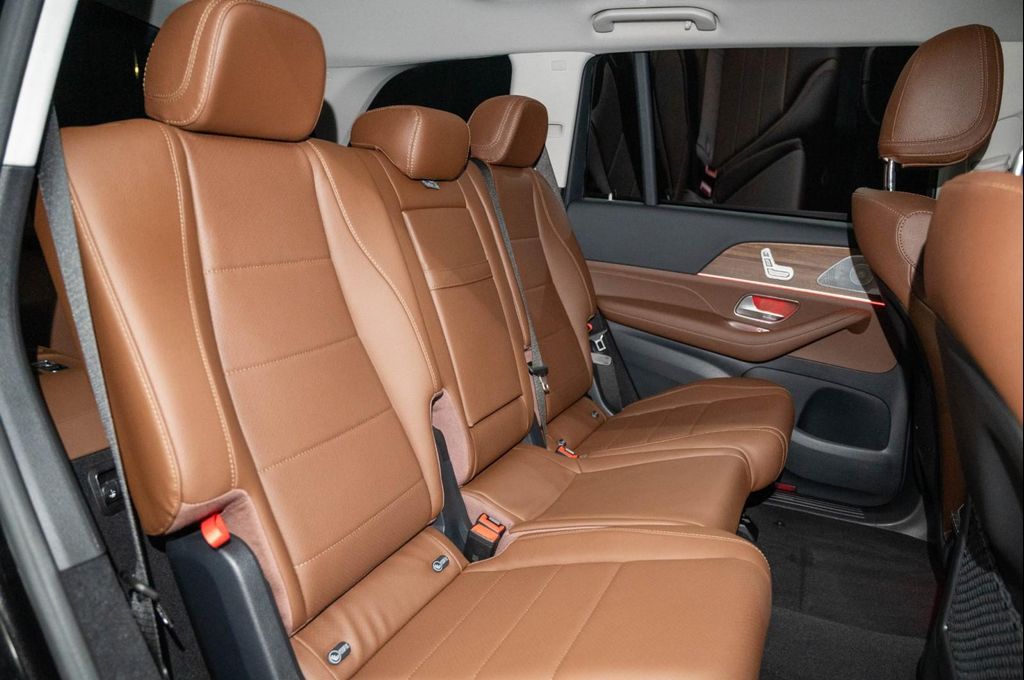 2026 Mercedes-BENZ GLS — миниатюра 16