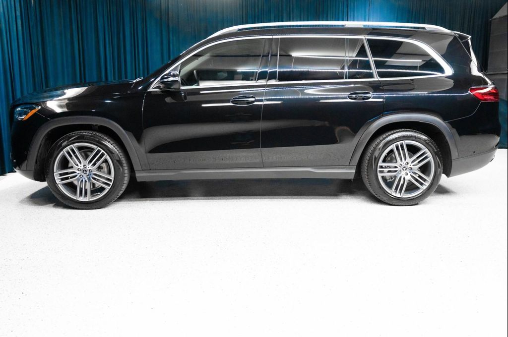 2026 Mercedes-BENZ GLS — фото 8