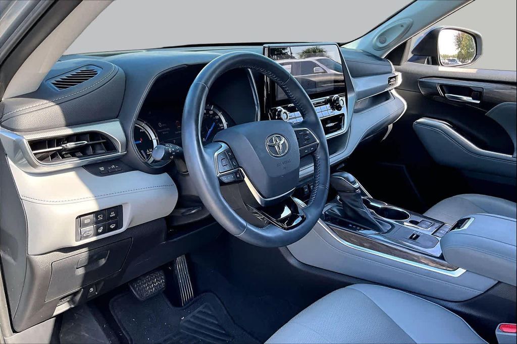 صورة مصغرة 16 لـ 2021 Toyota HIGHLANDER HYBRID PLATINUM