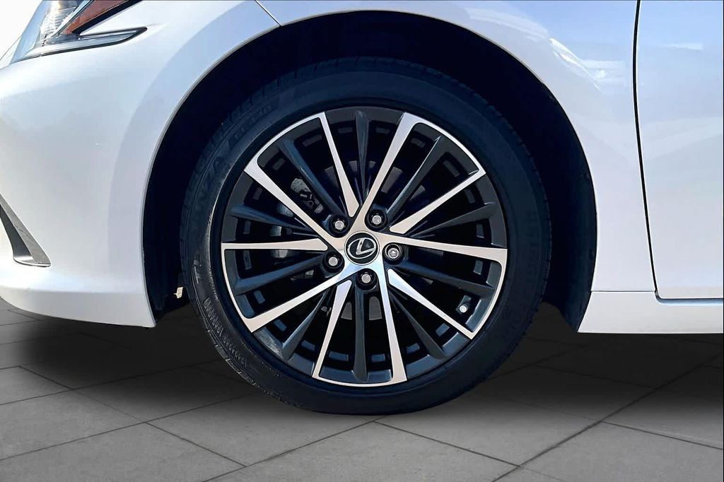 صورة 9 لـ 2024 Lexus ES 350 BASE
