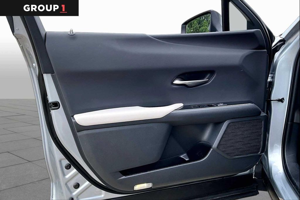 صورة مصغرة 19 لـ 2025 Lexus UX 300H PREMIUM