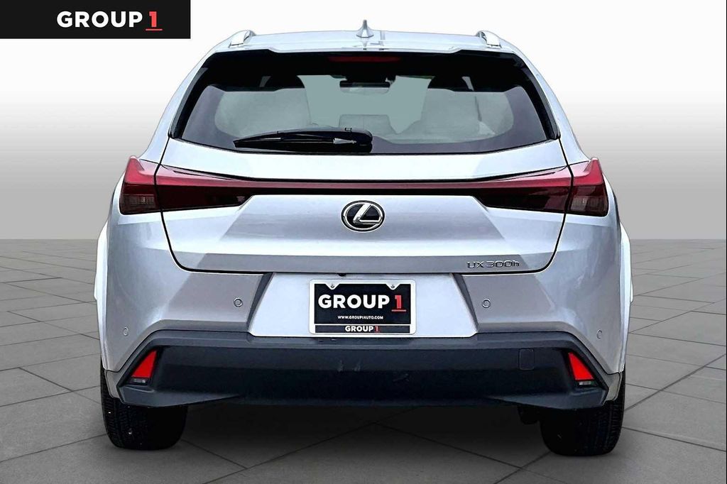 صورة 5 لـ 2025 Lexus UX 300H PREMIUM