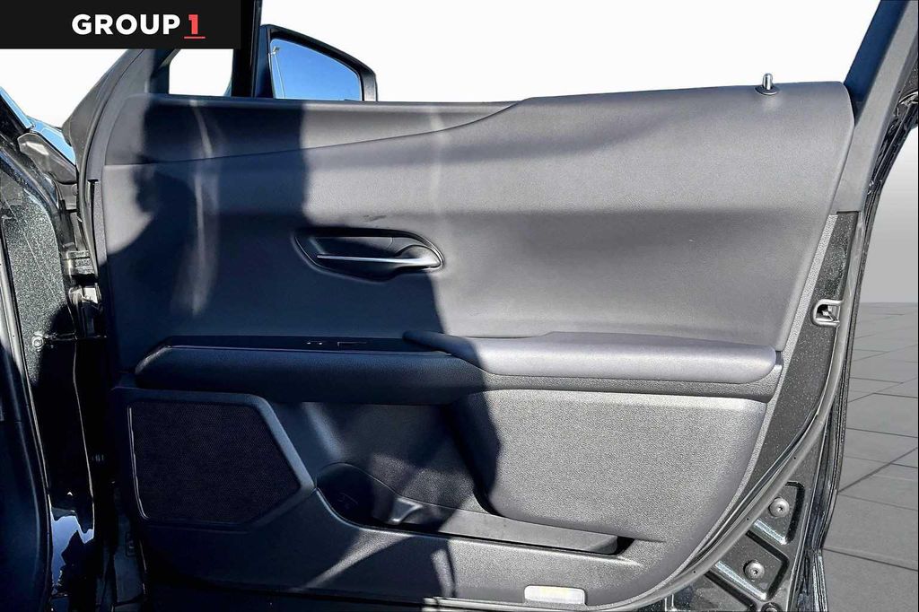 2025 Lexus UX 300H PREMIUM — фото 20