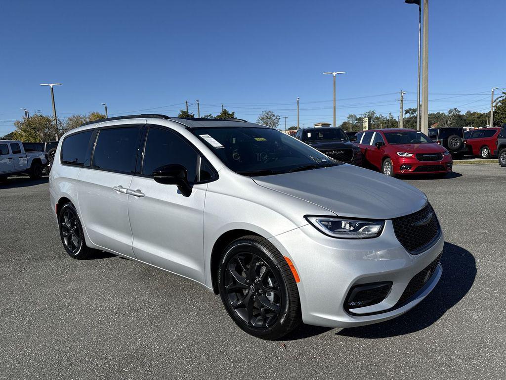 New 2026 Chrysler Pacifica Limited