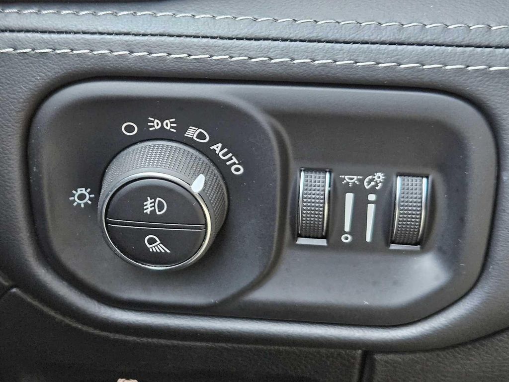 2023 RAM 1500 LIMITED — миниатюра 20
