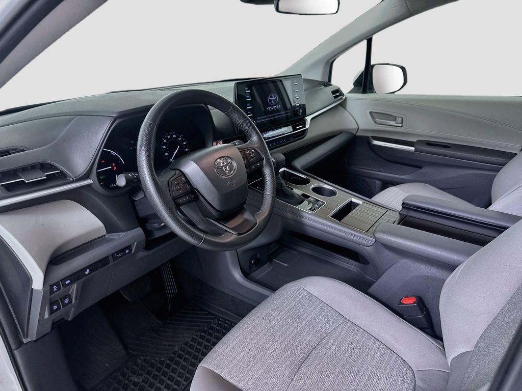 صورة 10 لـ 2024 Toyota SIENNA LE