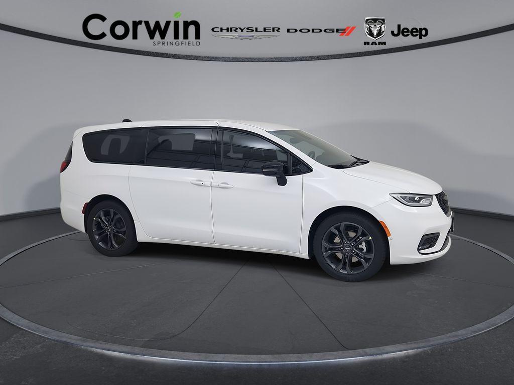 New 2026 Chrysler Pacifica Select