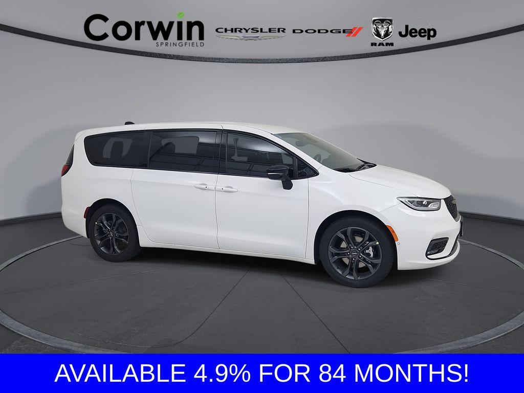 New 2026 Chrysler Pacifica Select