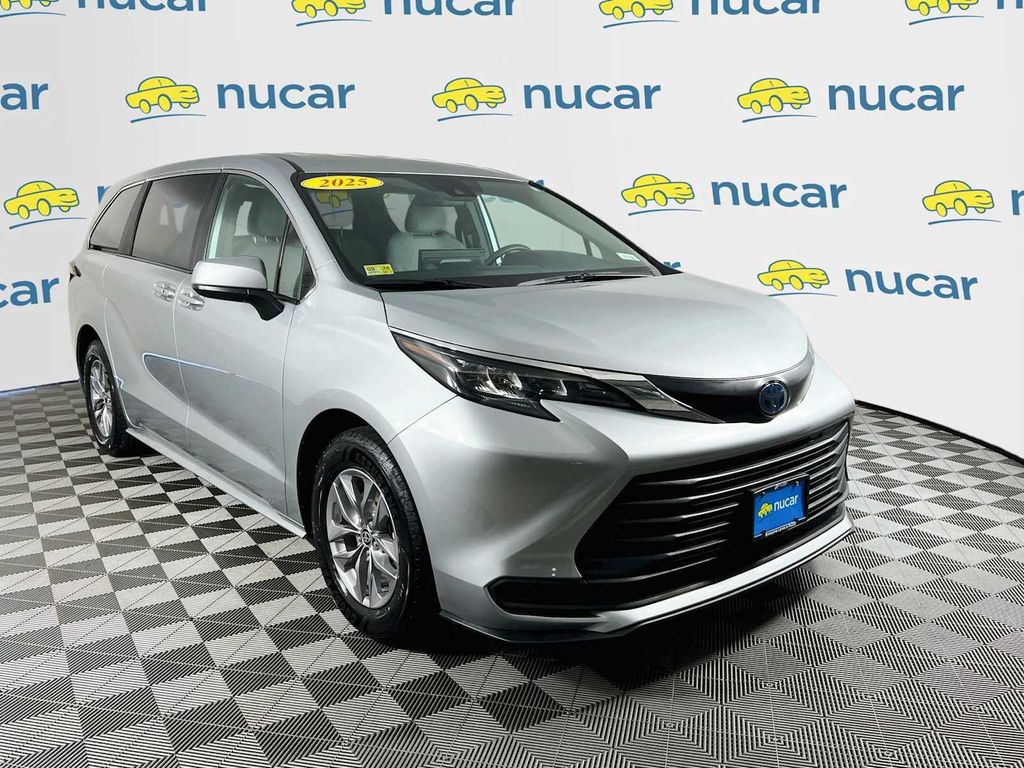 2025 Toyota SIENNA LE 照片 1