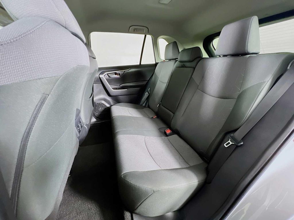 2025 Toyota RAV4 XLE — миниатюра 23
