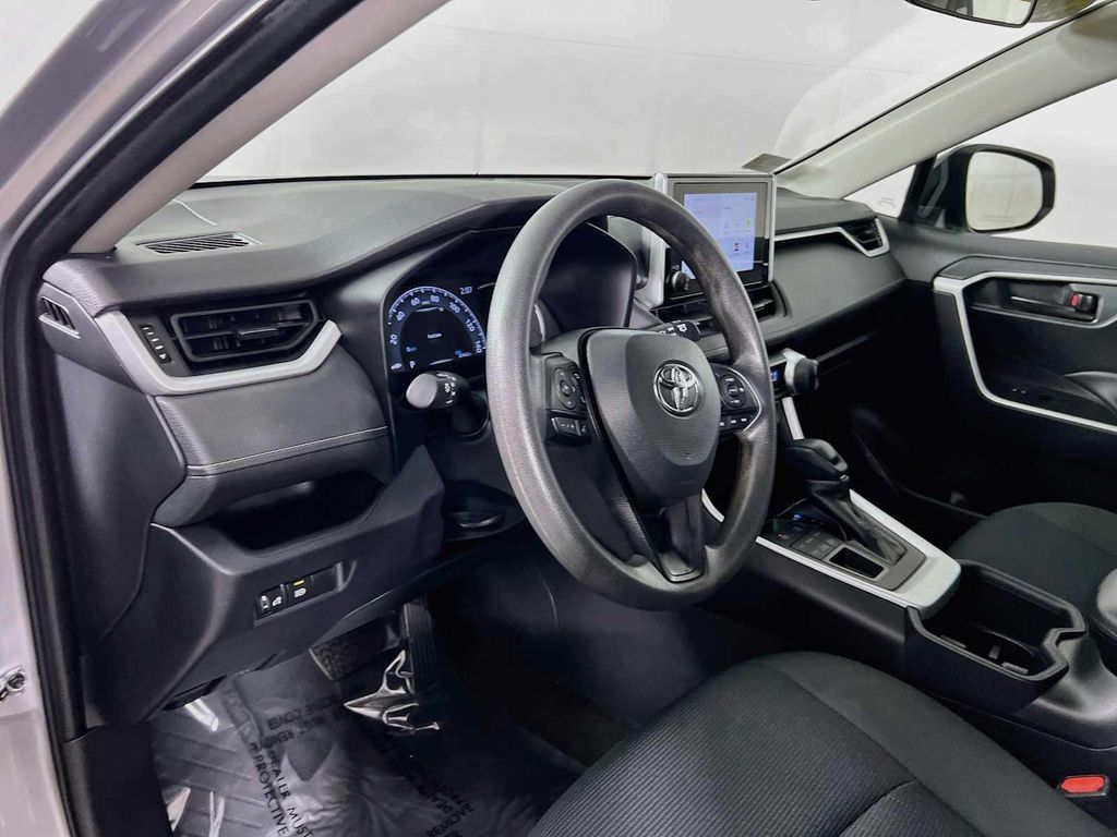 2023 Toyota RAV4 LE 照片 9