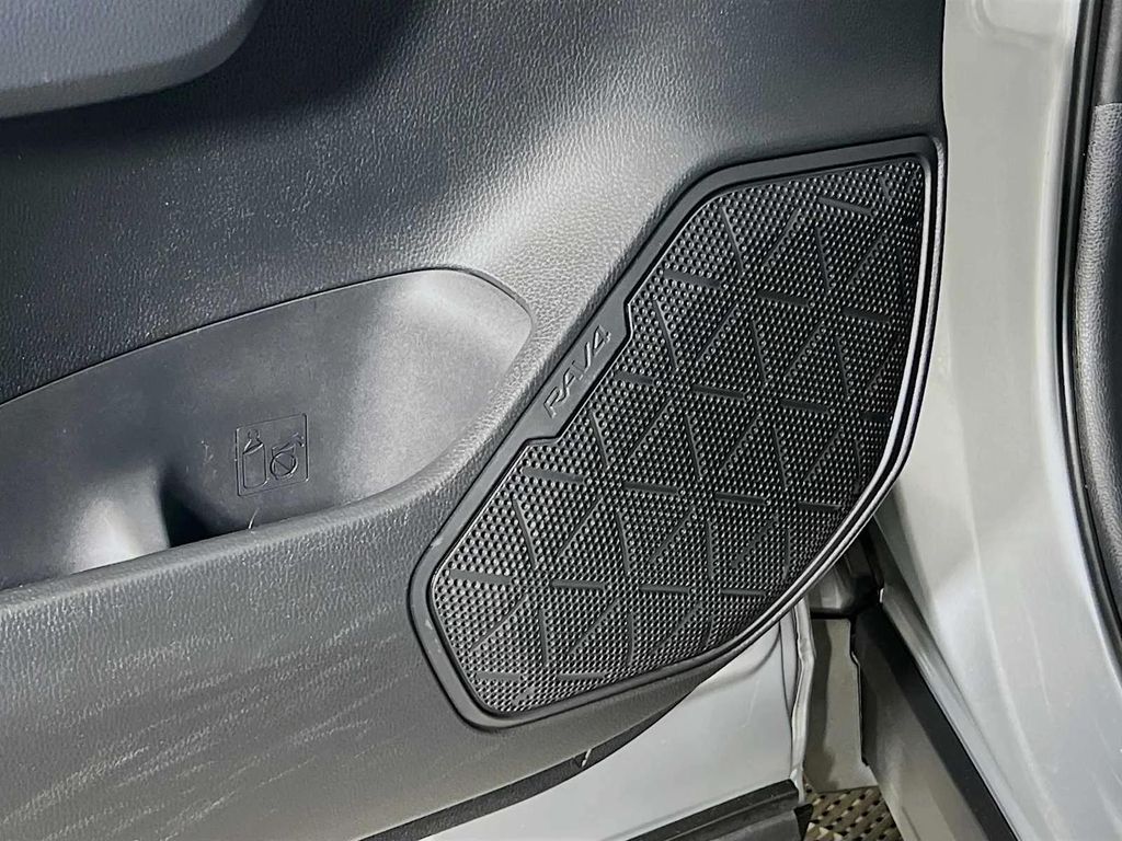 2025 Toyota RAV4 XLE 缩略图 18