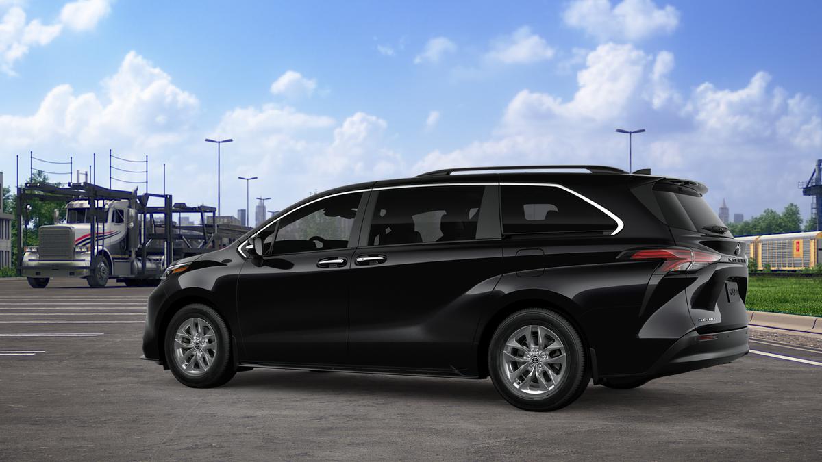 2026 TOYOTA SIENNA XLE photo 5