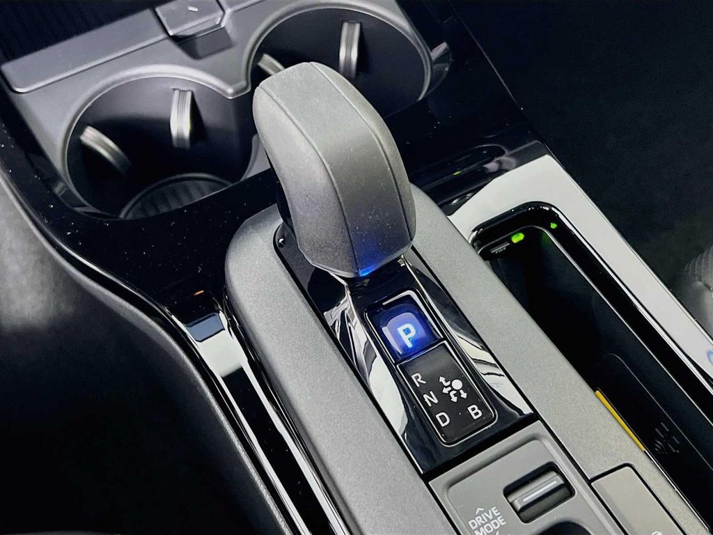 صورة 12 لـ 2026 Toyota PRIUS XLE