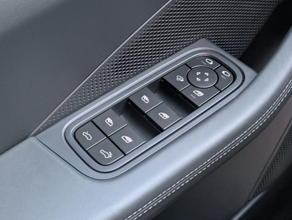 صورة 24 لـ 2025 Porsche MACAN 4S