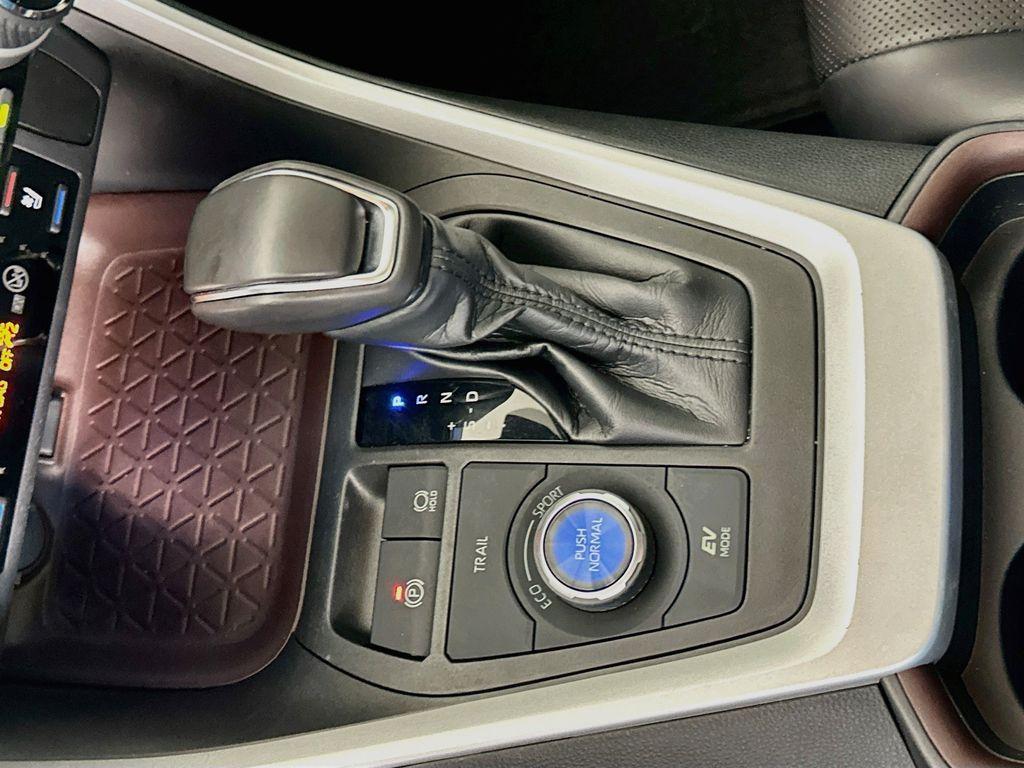 2020 Toyota RAV4 HYBRID LIMITED — фото 16