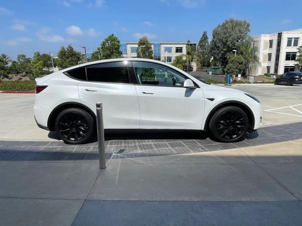 TESLA MODEL Y LONG RANGE - 8