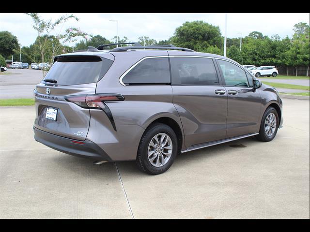 2023 TOYOTA SIENNA XLE photo 6