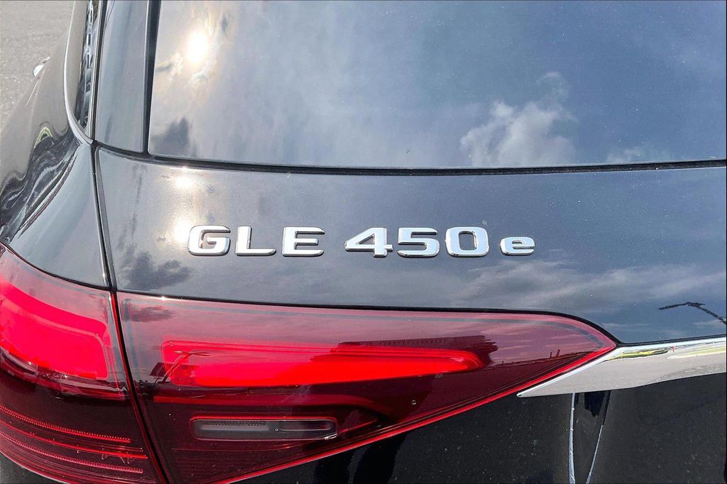 2025 Mercedes-BENZ GLE — миниатюра 16