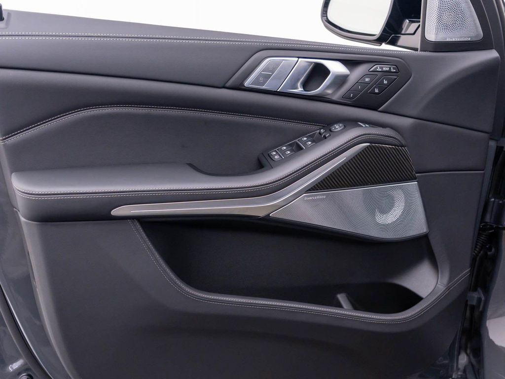 2027 BMW X7 M60I — миниатюра 14