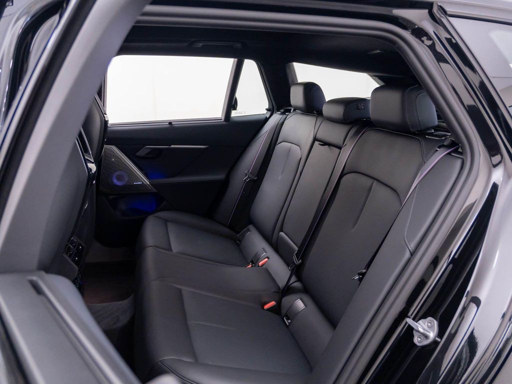 2027 BMW M5 BASE — миниатюра 20